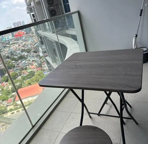 Apartment At The Heart Of Bgc Located At Uptown Parksuites